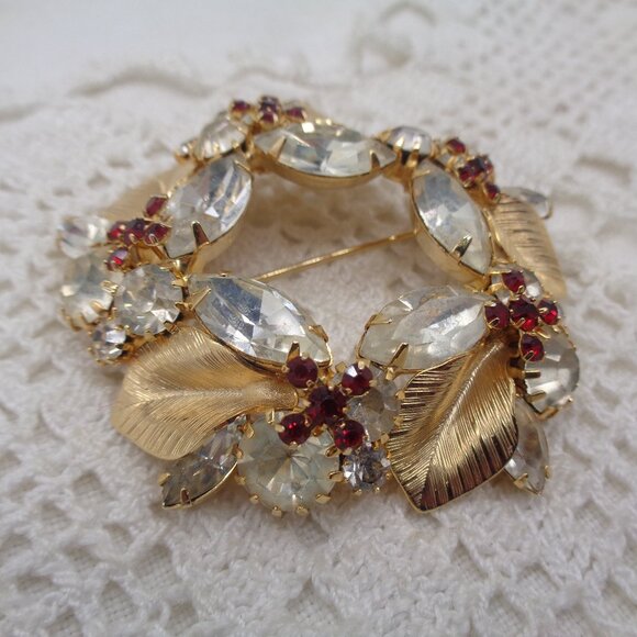 Vintage Gold Tone Clear & Red RHINESTONE WREATH BROOCH Christmas - Picture 4 of 5